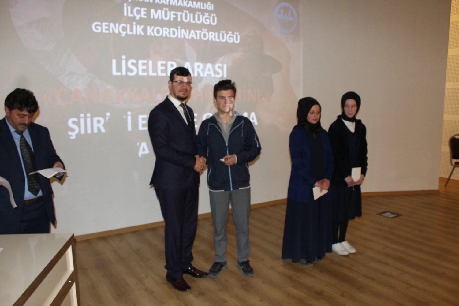Şiran’da liseler arası Çanakkale şehitlerine şiirini ezbere okuma yarışması yapıldı 2