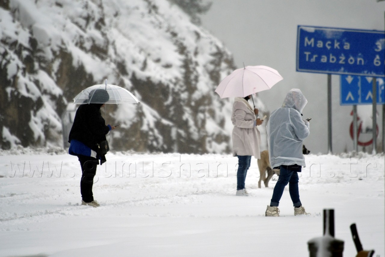 Zigana Geçidi'nde Kar Kalınlığı 10 Santimetreyi Geçti 11