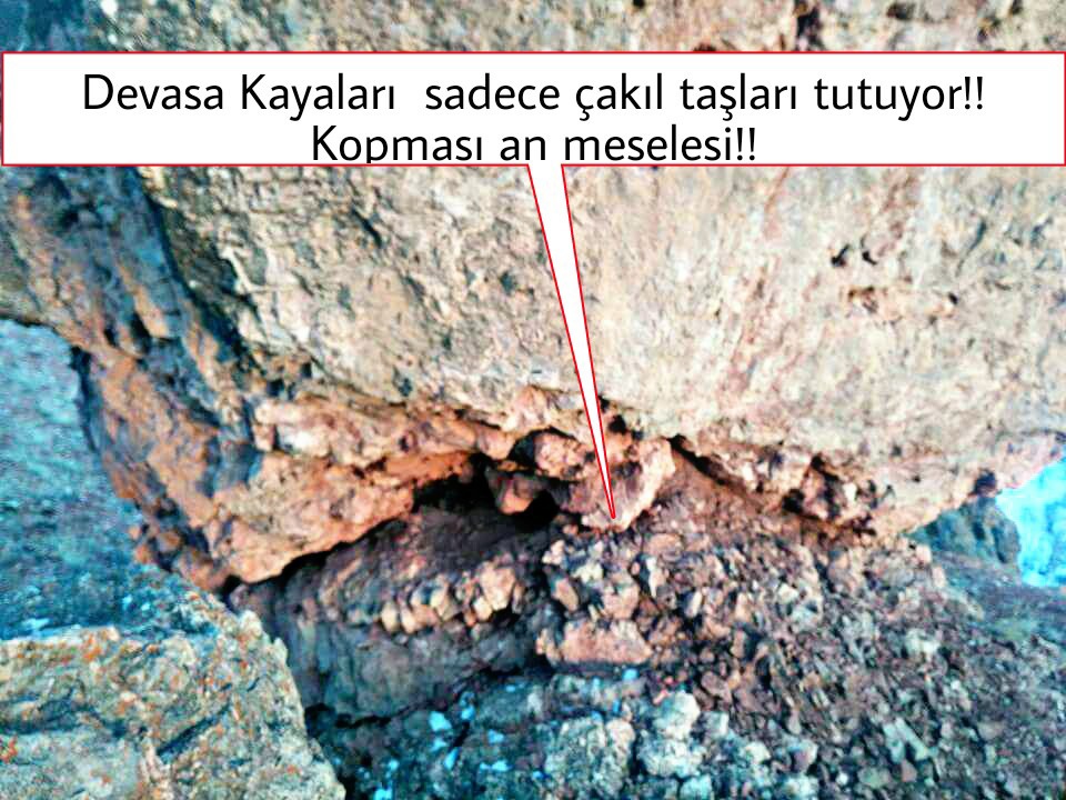 Gümüşhane-Erzincan karayolunda askıda kalan dev kayalar tehlike saçıyor! 5