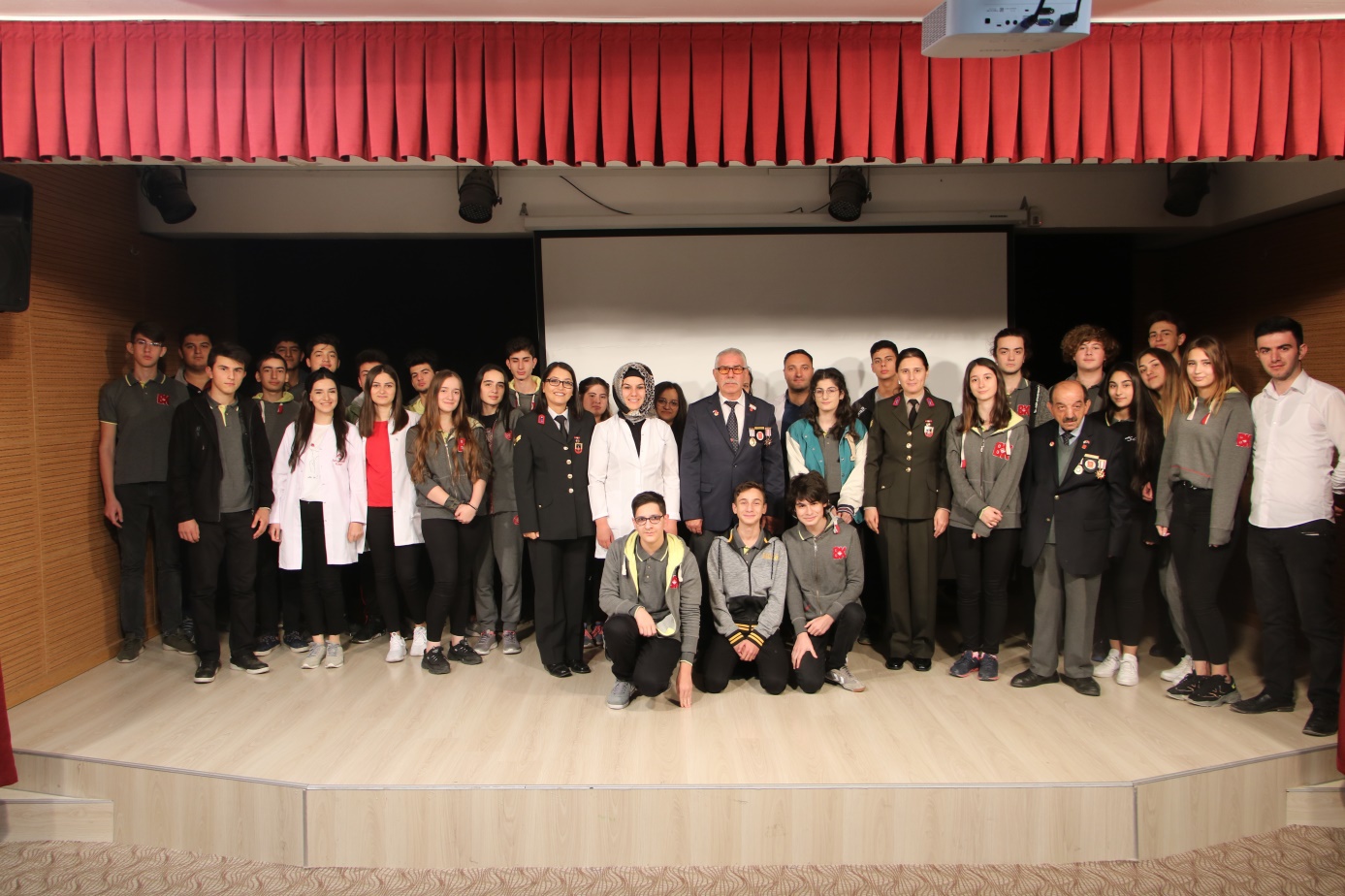 Jandarma 990 lise öğrencisine şehitlik ve gazilik bilincini anlattı 6
