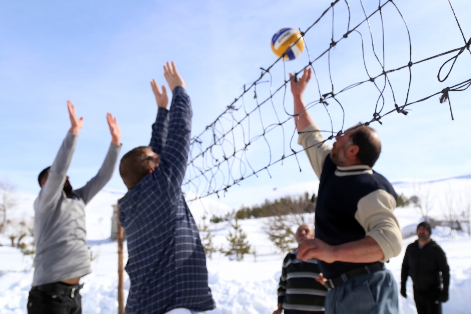 Bu köyde 30 yıldır kar voleybolu oynanıyor 18