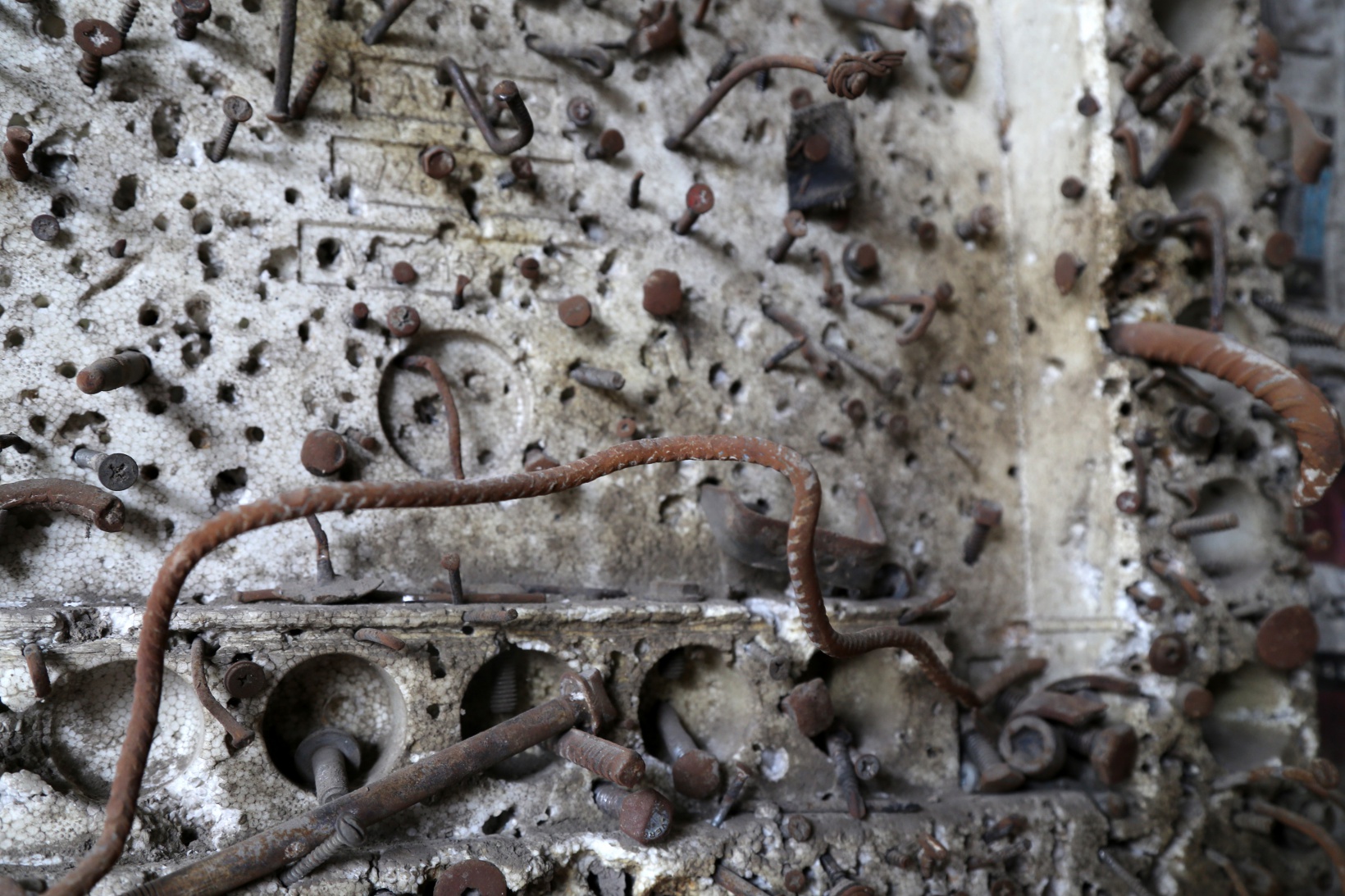 Lastikleri patlatan cisimlerin koleksiyonunu yaptı 4