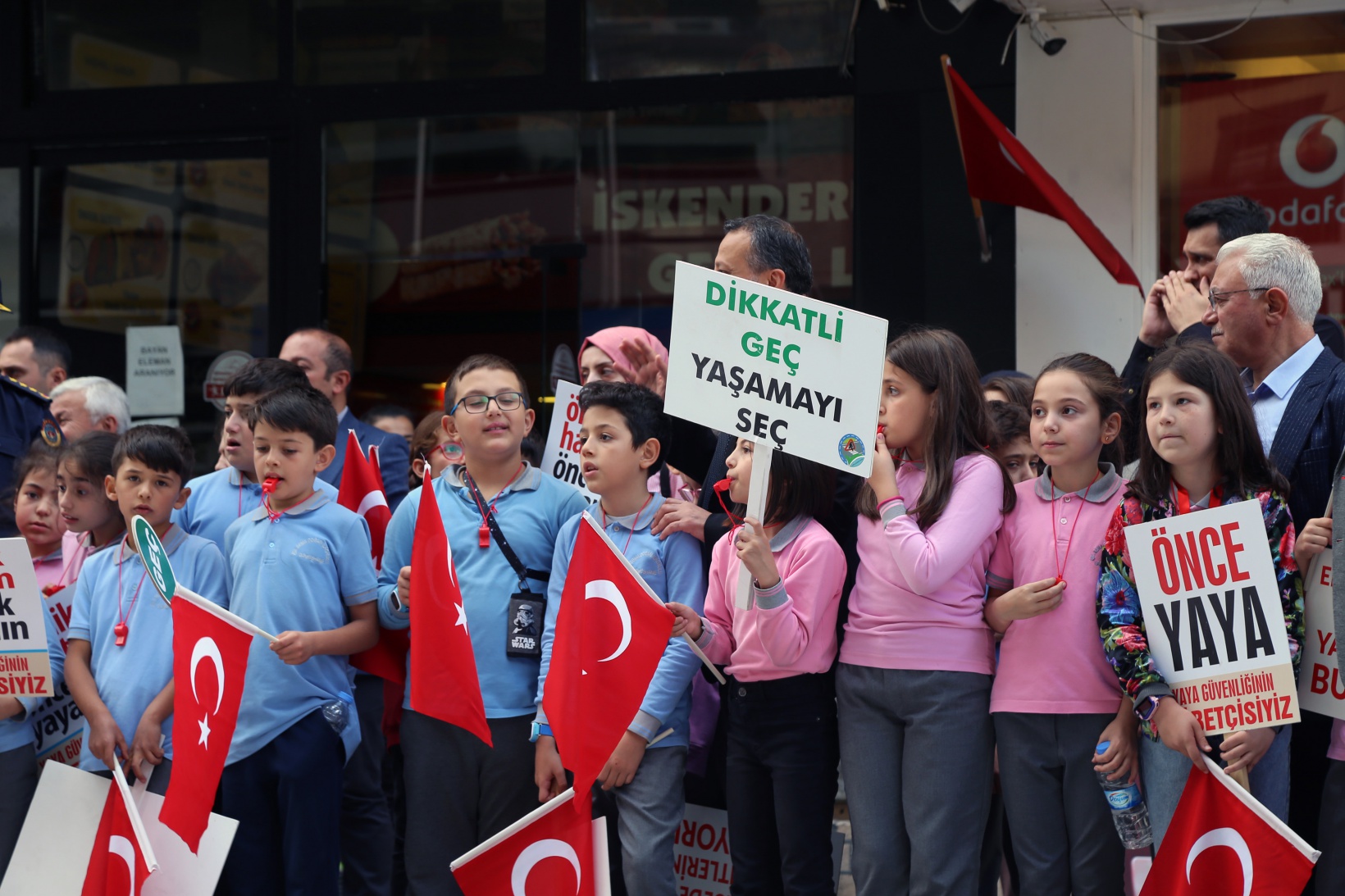 Gümüşhane’de yaya geçitleri kırmızıya boyandı 6