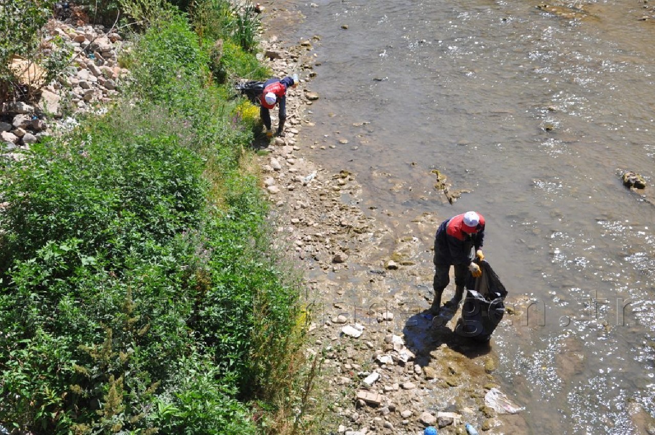 Gümüşhane Belediyesi Harşit Çayında Temizlik Çalışması Başlattı 5