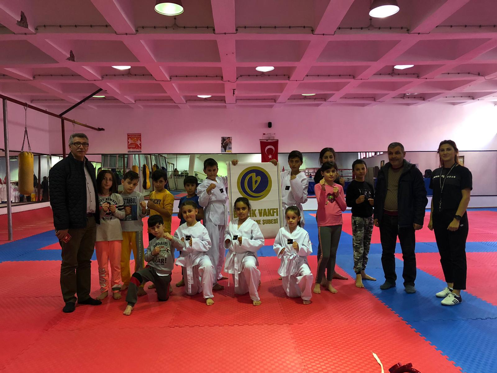 Birlik Vakfı spor yaptırırken kitap okutturuyor 11