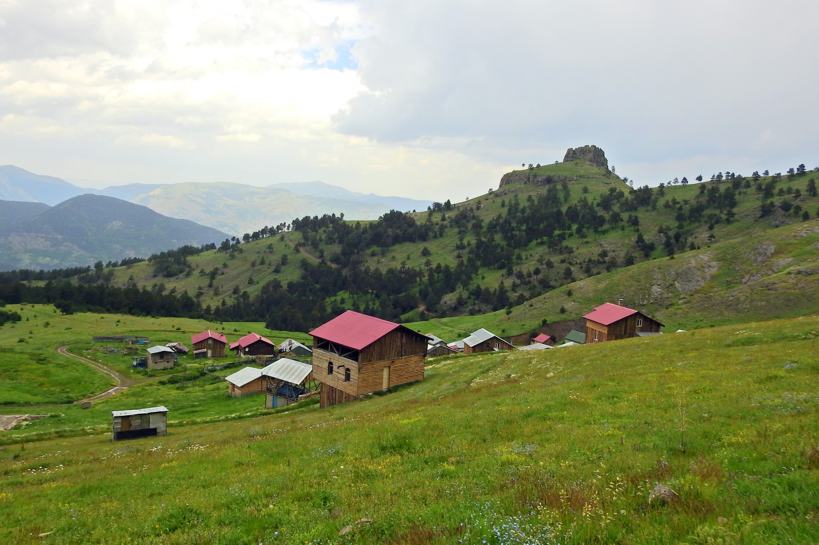 Gümüşhaneli doğaseverler Altınpınar Gölünde kamp kurdu 5