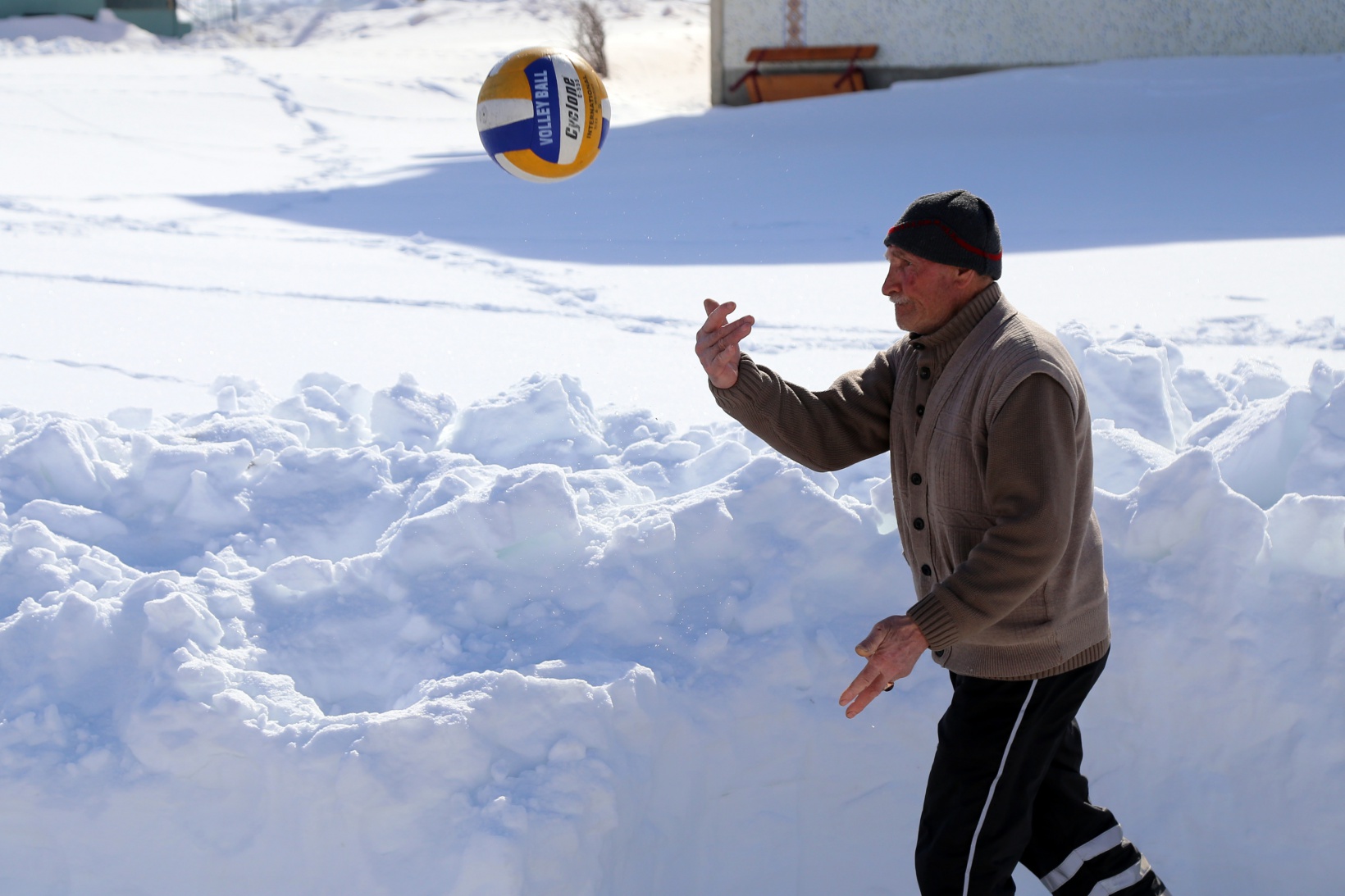 Bu köyde 30 yıldır kar voleybolu oynanıyor 1