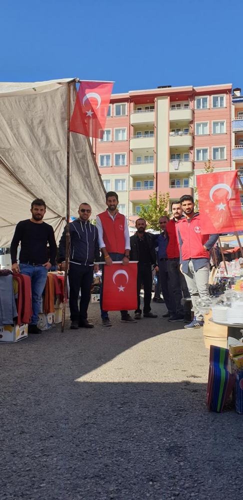 Gönüllü gençlerden ‘Barış Pınarı Harekatına’ bayraklı destek 14