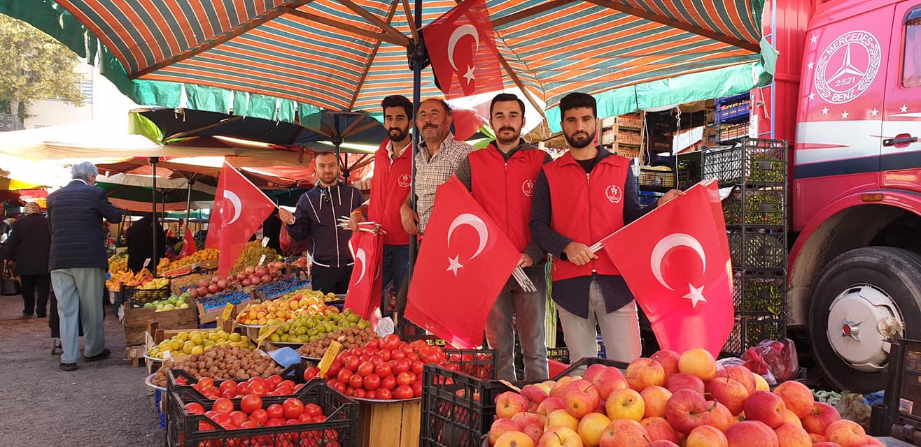 Gönüllü gençlerden ‘Barış Pınarı Harekatına’ bayraklı destek 4