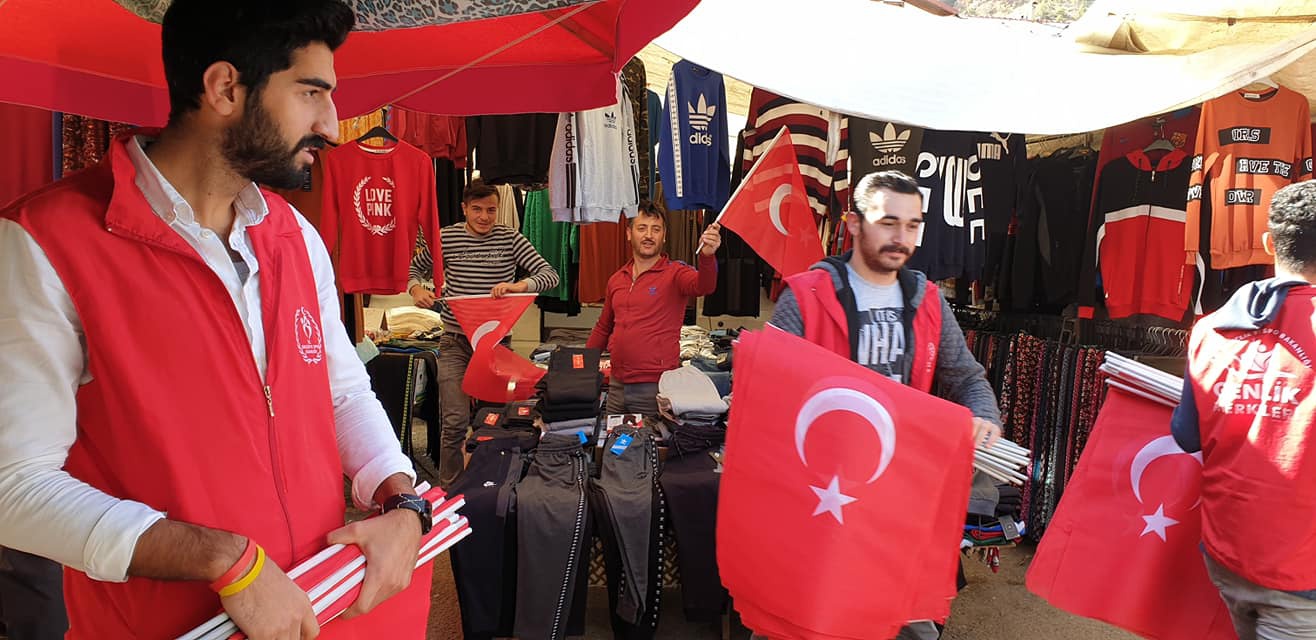 Gönüllü gençlerden ‘Barış Pınarı Harekatına’ bayraklı destek 2