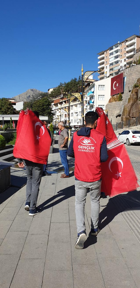 Gönüllü gençlerden ‘Barış Pınarı Harekatına’ bayraklı destek 1