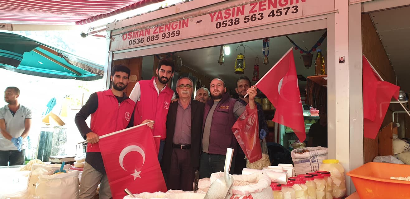 Gönüllü gençlerden ‘Barış Pınarı Harekatına’ bayraklı destek 12