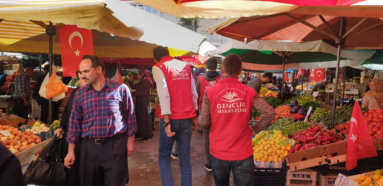 Gönüllü gençlerden ‘Barış Pınarı Harekatına’ bayraklı destek 3
