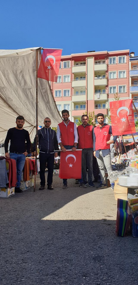 Gönüllü gençlerden ‘Barış Pınarı Harekatına’ bayraklı destek 9