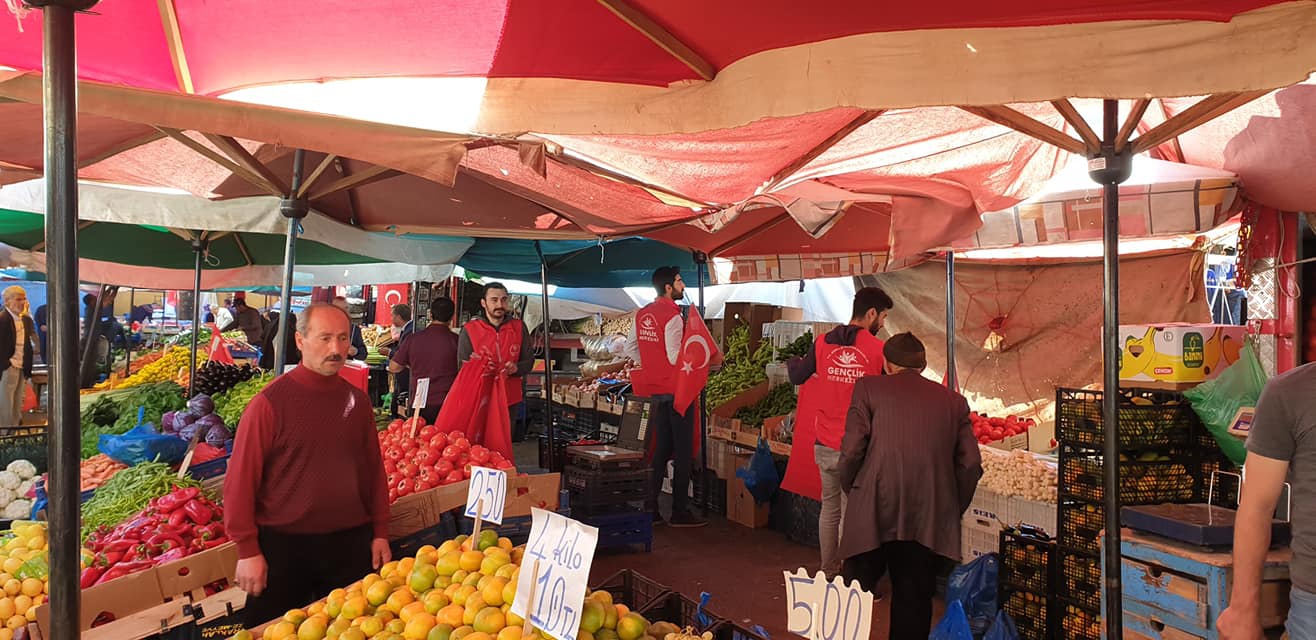 Gönüllü gençlerden ‘Barış Pınarı Harekatına’ bayraklı destek 10