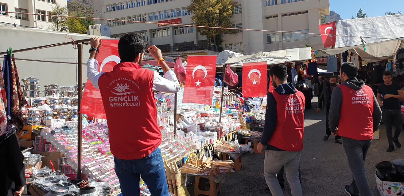 Gönüllü gençlerden ‘Barış Pınarı Harekatına’ bayraklı destek 13