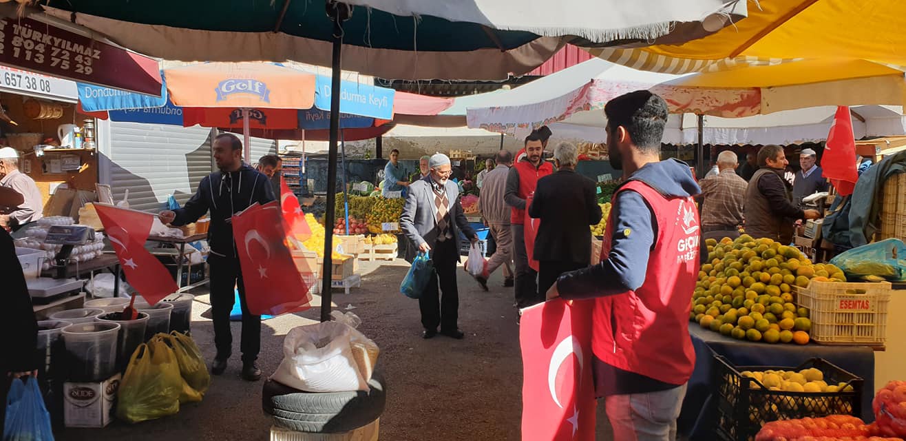 Gönüllü gençlerden ‘Barış Pınarı Harekatına’ bayraklı destek 7