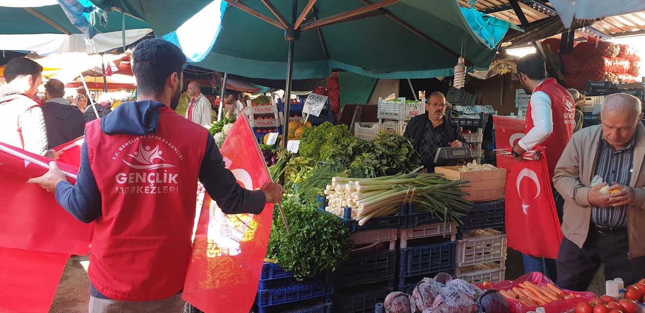 Gönüllü gençlerden ‘Barış Pınarı Harekatına’ bayraklı destek 8