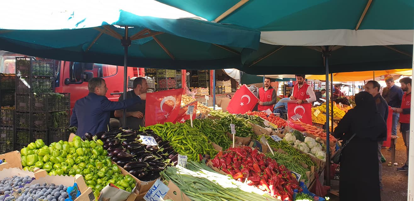 Gönüllü gençlerden ‘Barış Pınarı Harekatına’ bayraklı destek 16