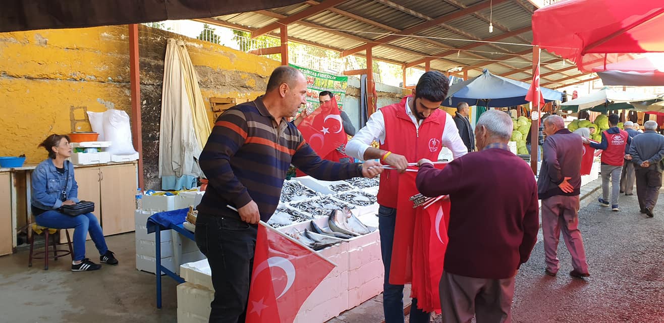 Gönüllü gençlerden ‘Barış Pınarı Harekatına’ bayraklı destek 11