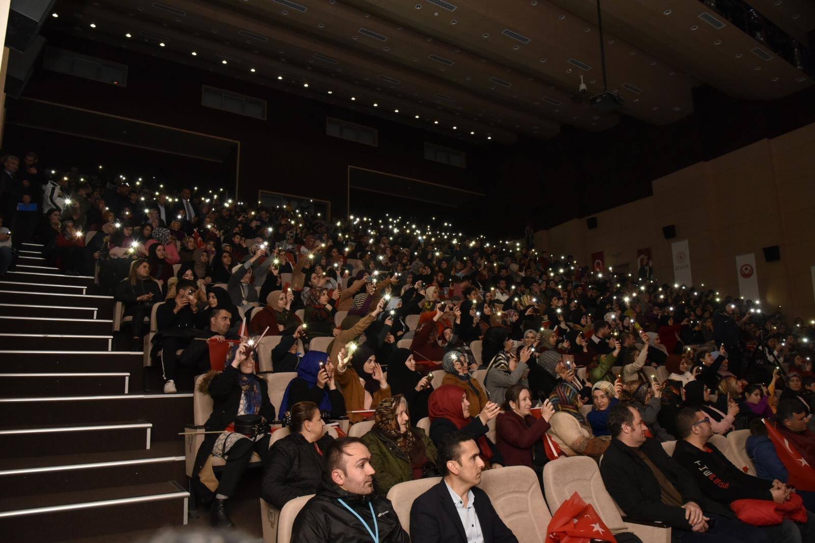 Çınaraltı söyleşilerinin konuğu Talha Bora Öge oldu 1