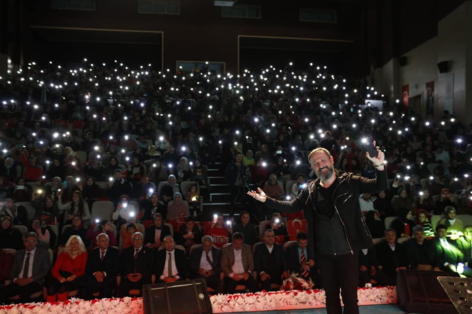 Çınaraltı söyleşilerinin konuğu Talha Bora Öge oldu 2