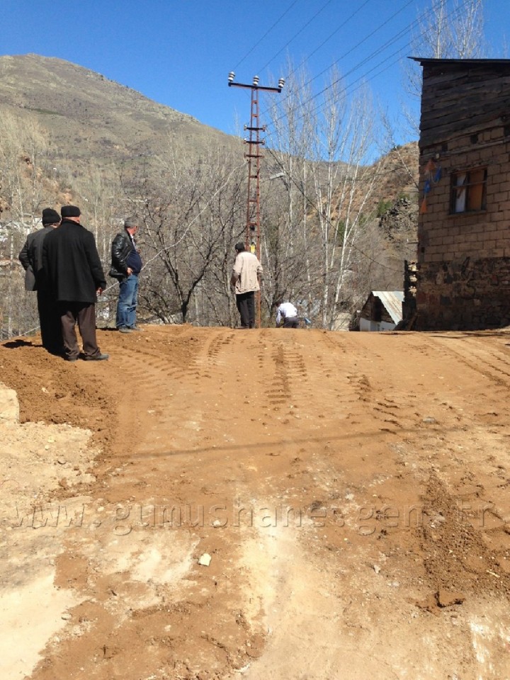 Hacıemin Mahallesindeki Virajlı Dar Yol Genişletildi  7