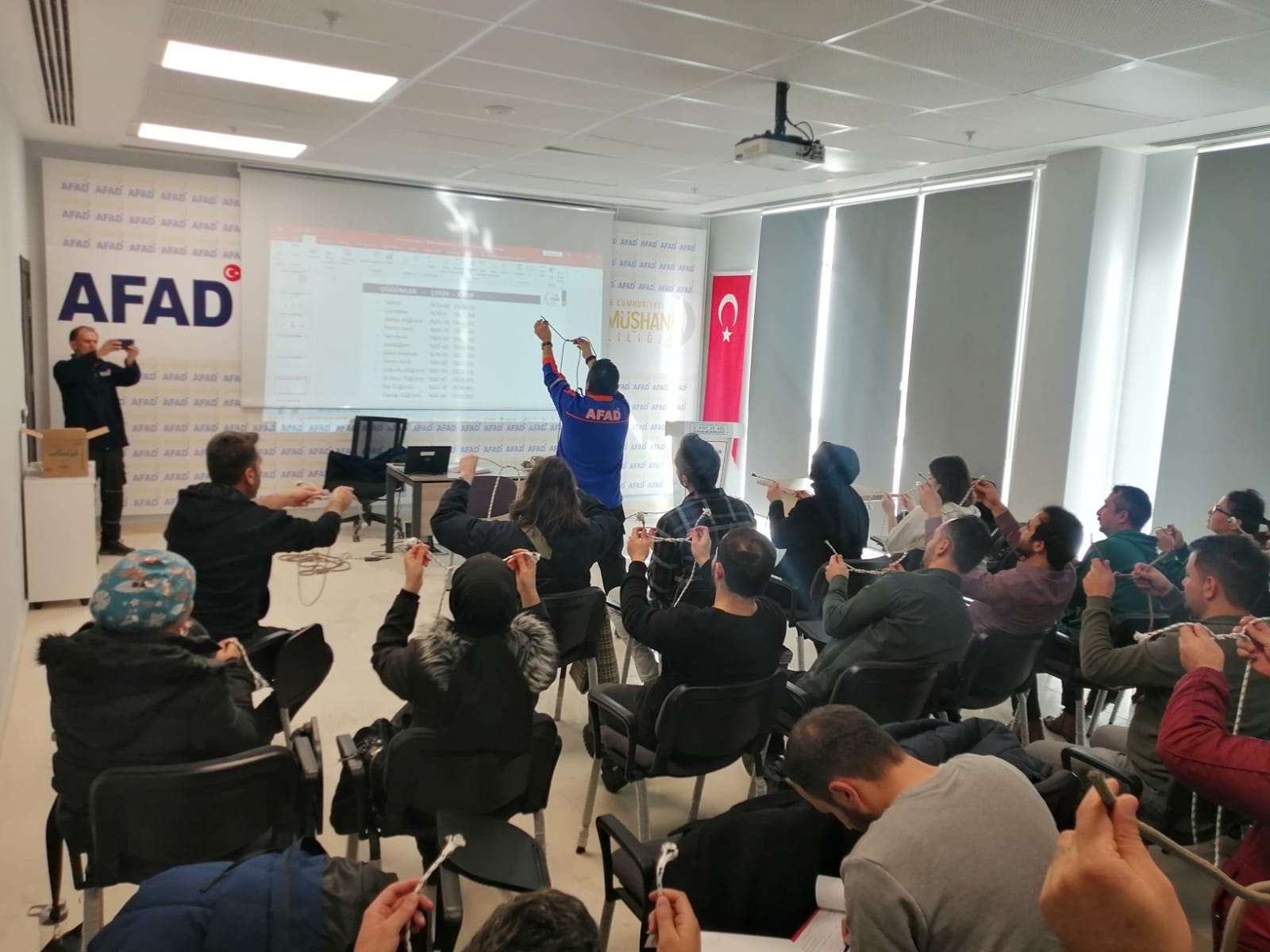 Gönüllü eğitimcilere hafif arama kurtarma eğitimi verildi 4