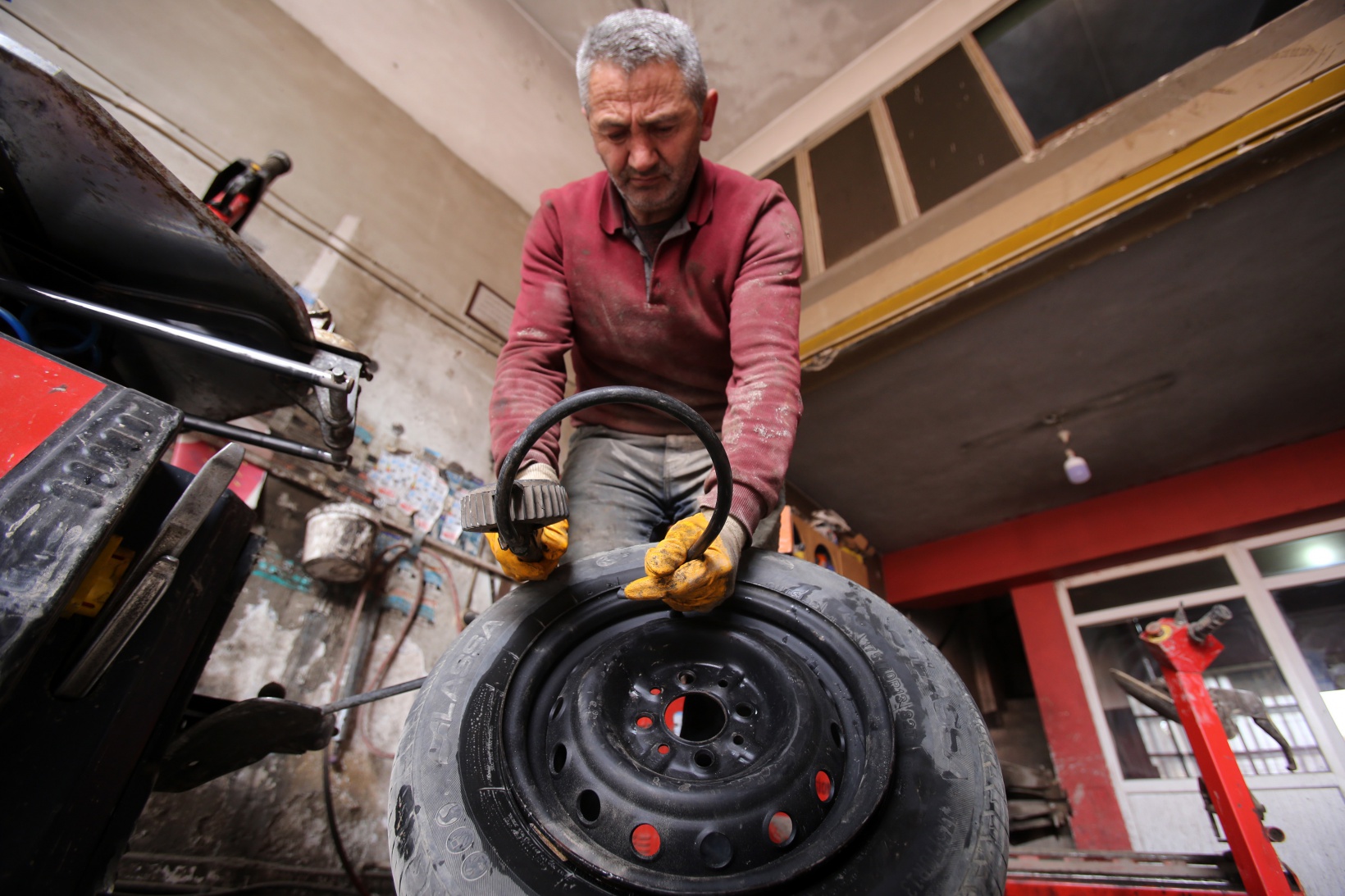 Lastikleri patlatan cisimlerin koleksiyonunu yaptı 5