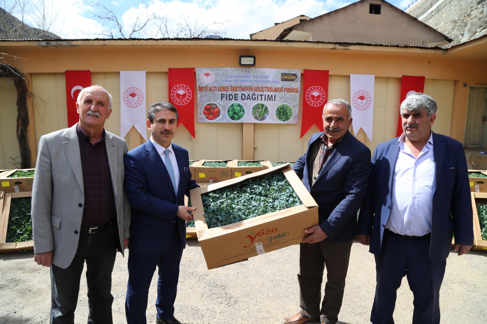 Gümüşhane’de üreticilere 150 bin sebze fidesi dağıtıldı 8