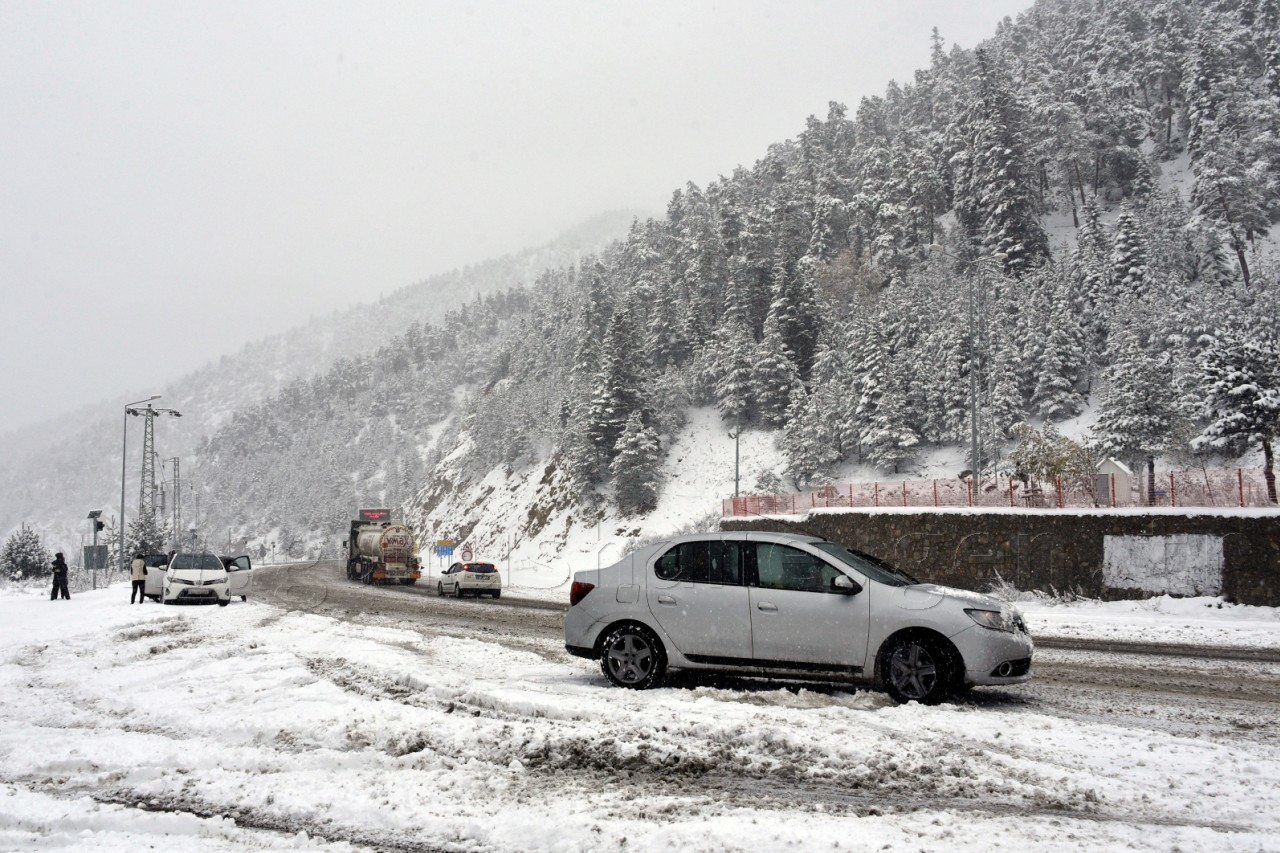 Zigana Geçidi'nde Kar Kalınlığı 10 Santimetreyi Geçti 13