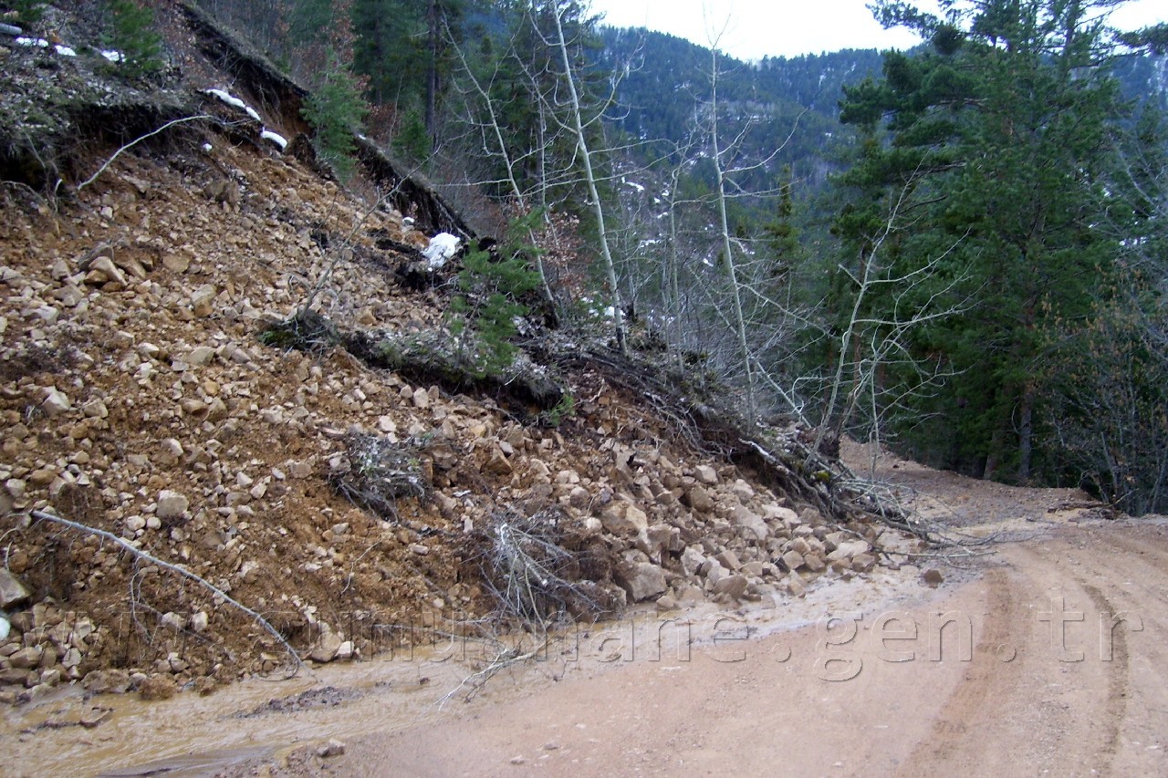 Gümüşhane'de Sel Köy Yollarını Da Vurdu 7