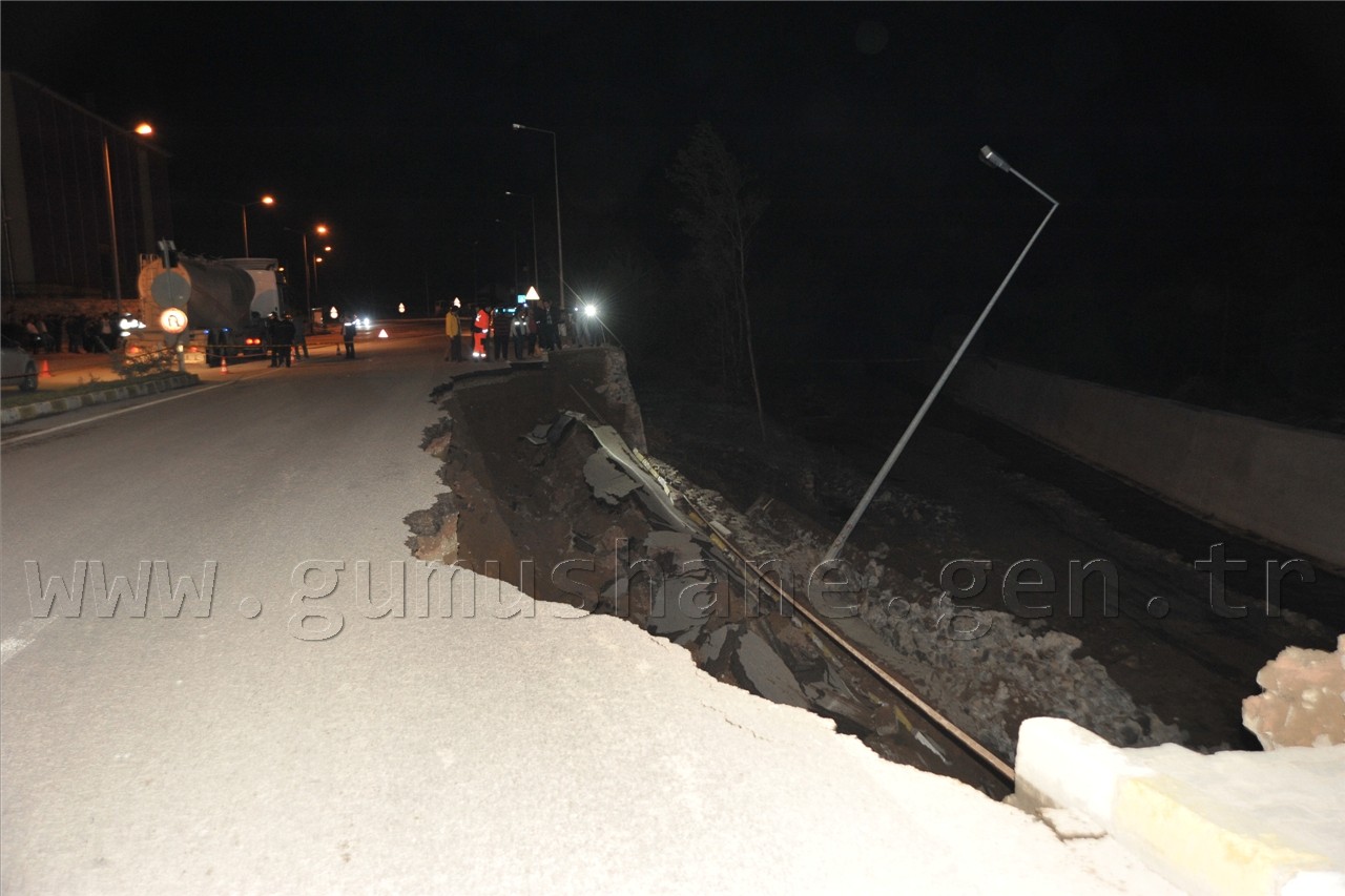 Bağlarbaşında Karayolu Çöktü 1