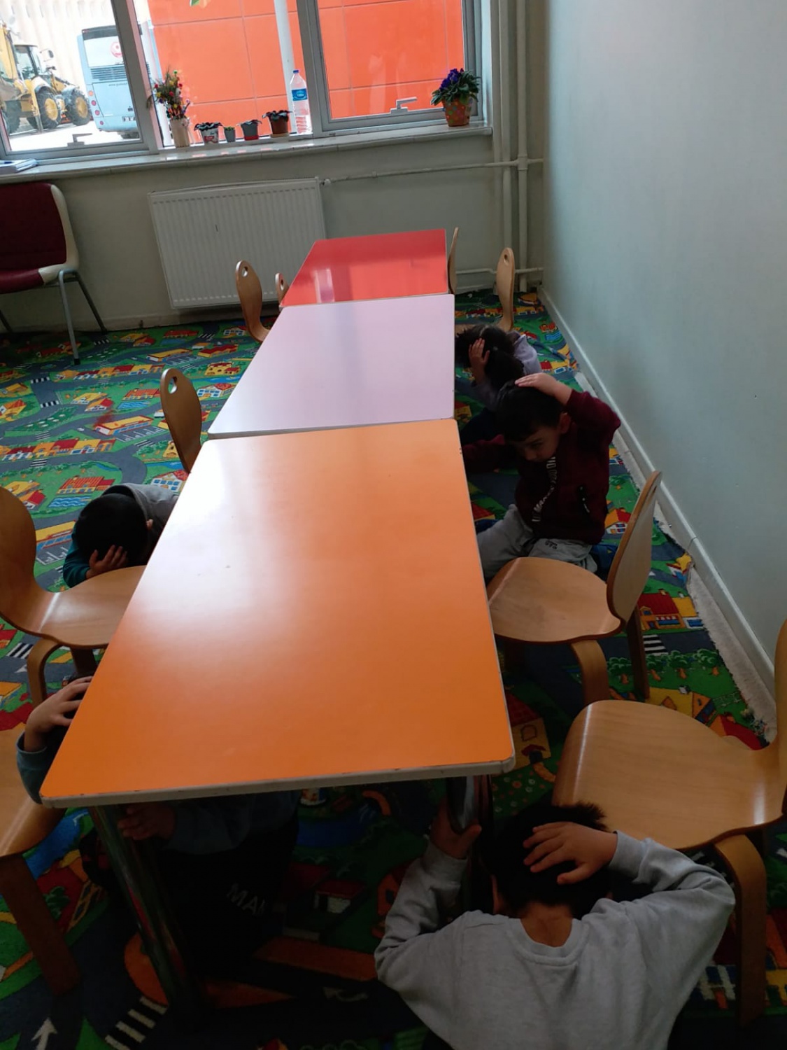 Miniklere sivil savunma eğitimi 1