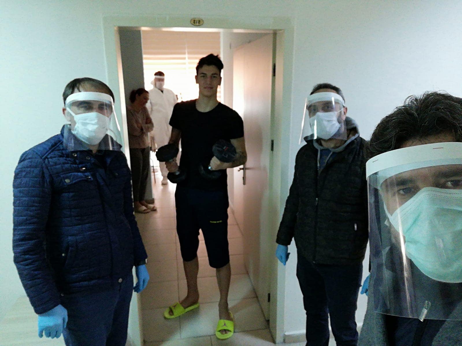 Karantinadaki ünlü futbolcuya bisiklet, dambıl ve bar verildi 4