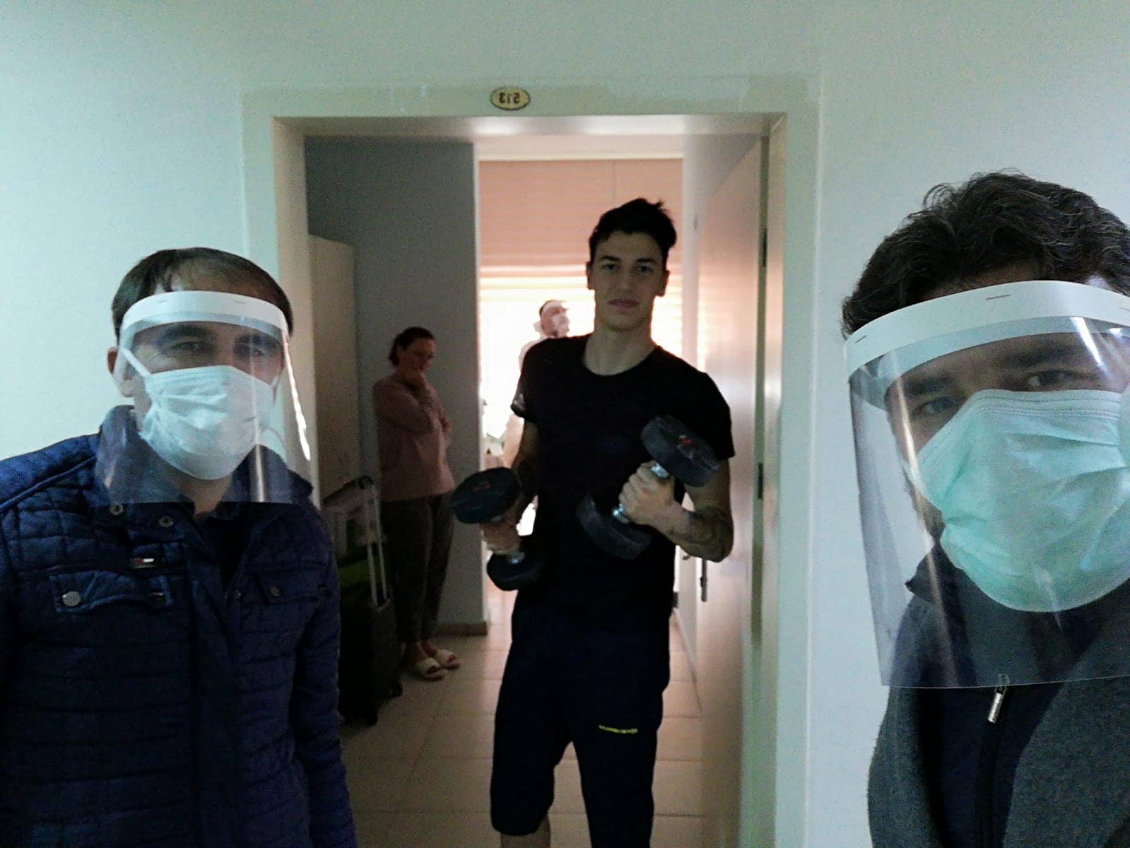 Karantinadaki ünlü futbolcuya bisiklet, dambıl ve bar verildi 3