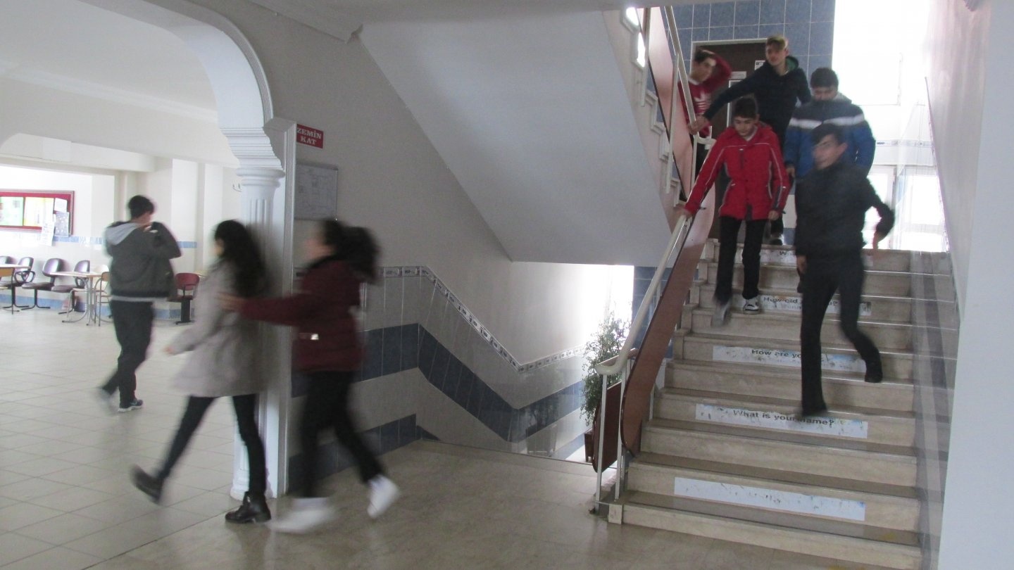 Okullarda deprem anlatıldı 7