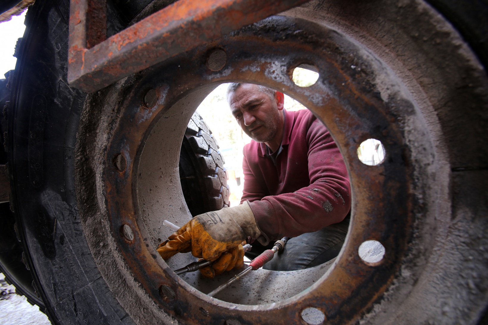 Lastikleri patlatan cisimlerin koleksiyonunu yaptı 12