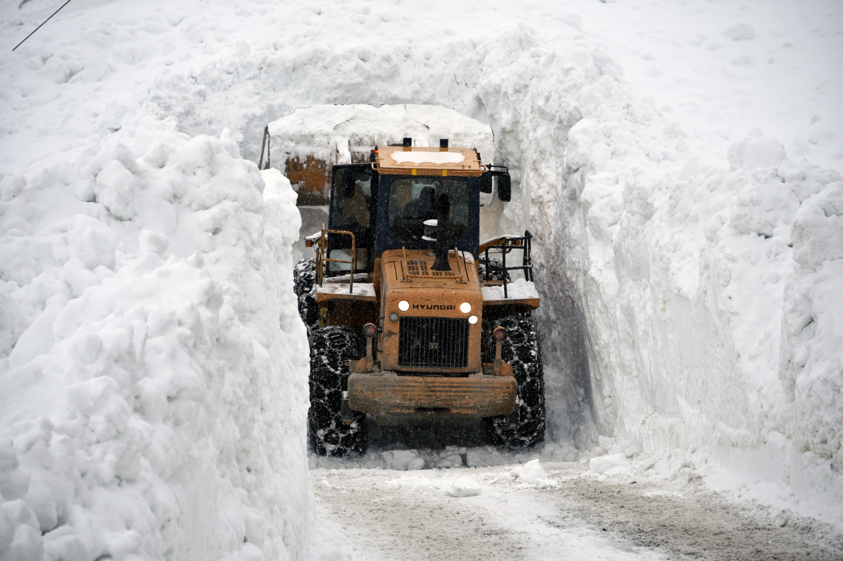 Gümüşhane'de 7 kez çığ düşen köy yolu ulaşıma açıldı 13