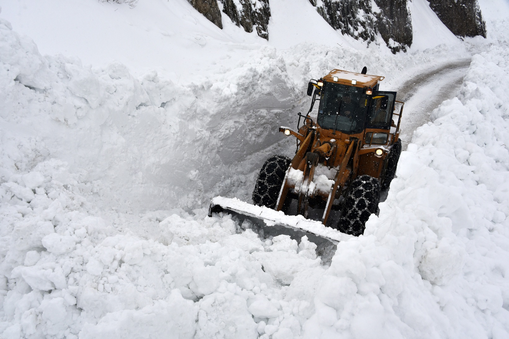 Gümüşhane'de 7 kez çığ düşen köy yolu ulaşıma açıldı 18
