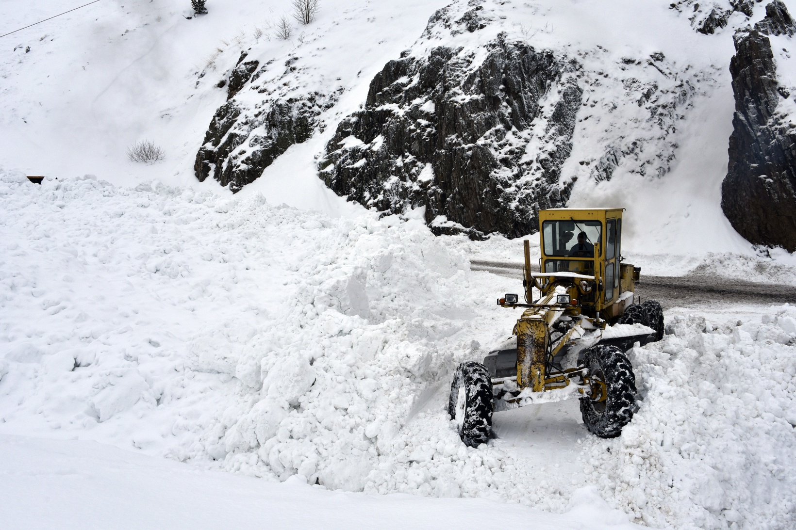 Gümüşhane'de 7 kez çığ düşen köy yolu ulaşıma açıldı 25