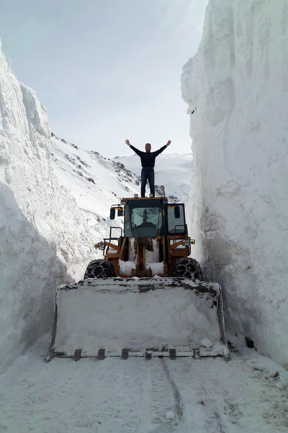 Gümüşhane'de 7 kez çığ düşen köy yolu ulaşıma açıldı 8
