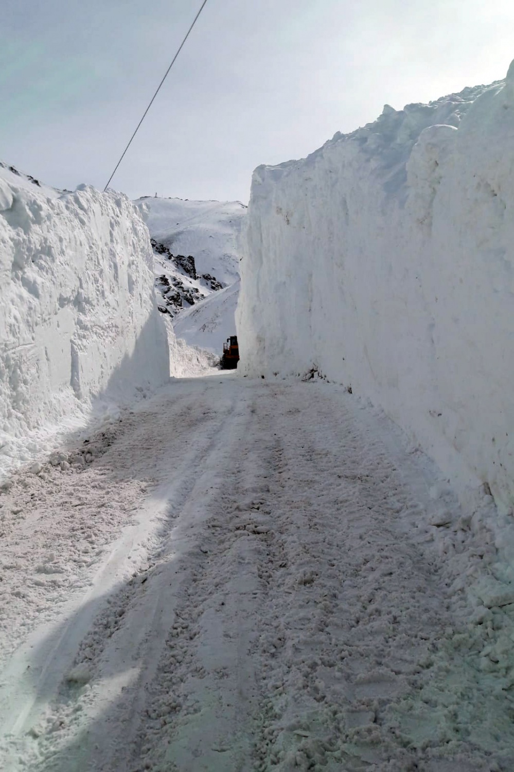 Gümüşhane'de 7 kez çığ düşen köy yolu ulaşıma açıldı 6