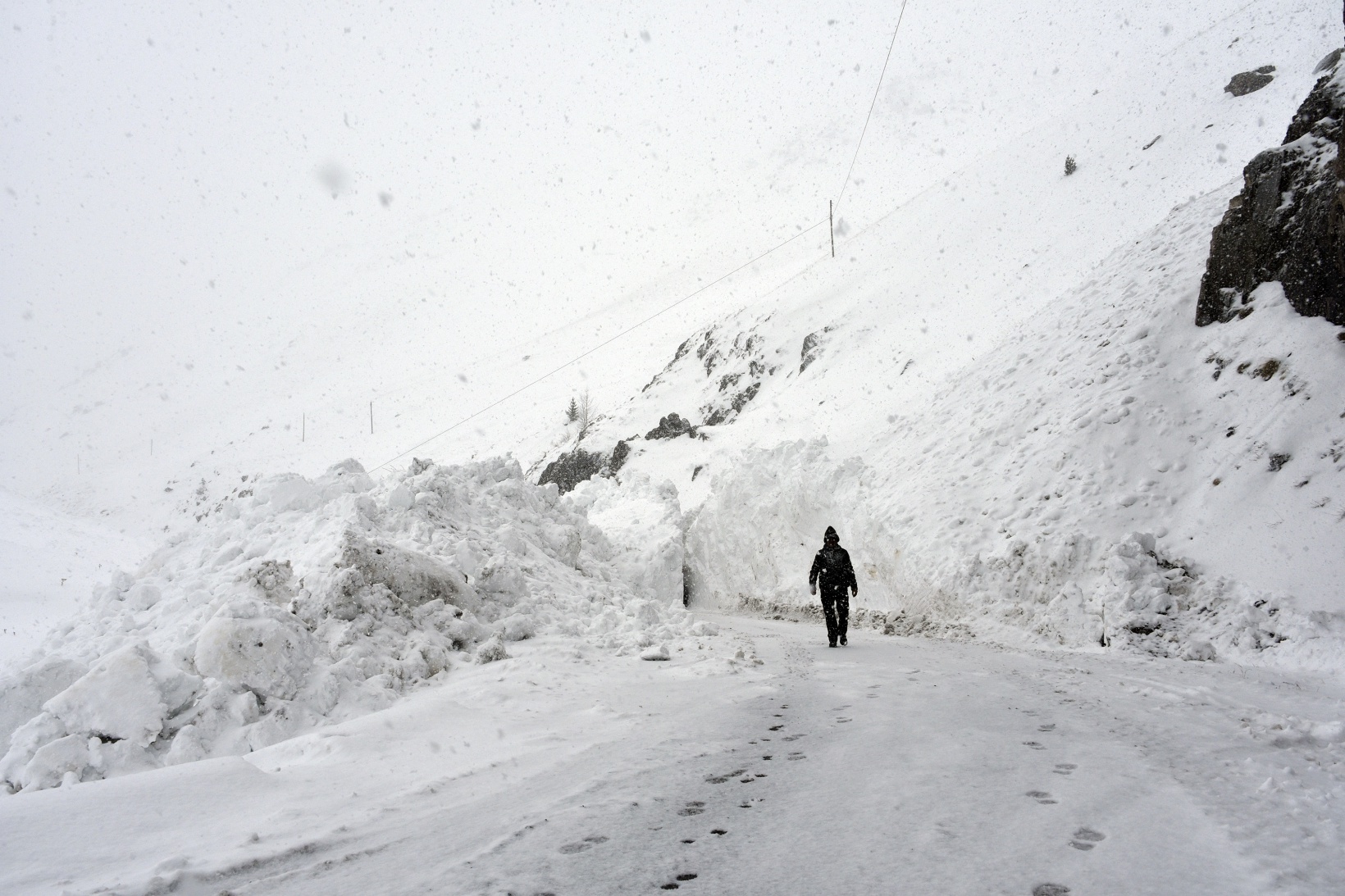 Gümüşhane'de 7 kez çığ düşen köy yolu ulaşıma açıldı 26