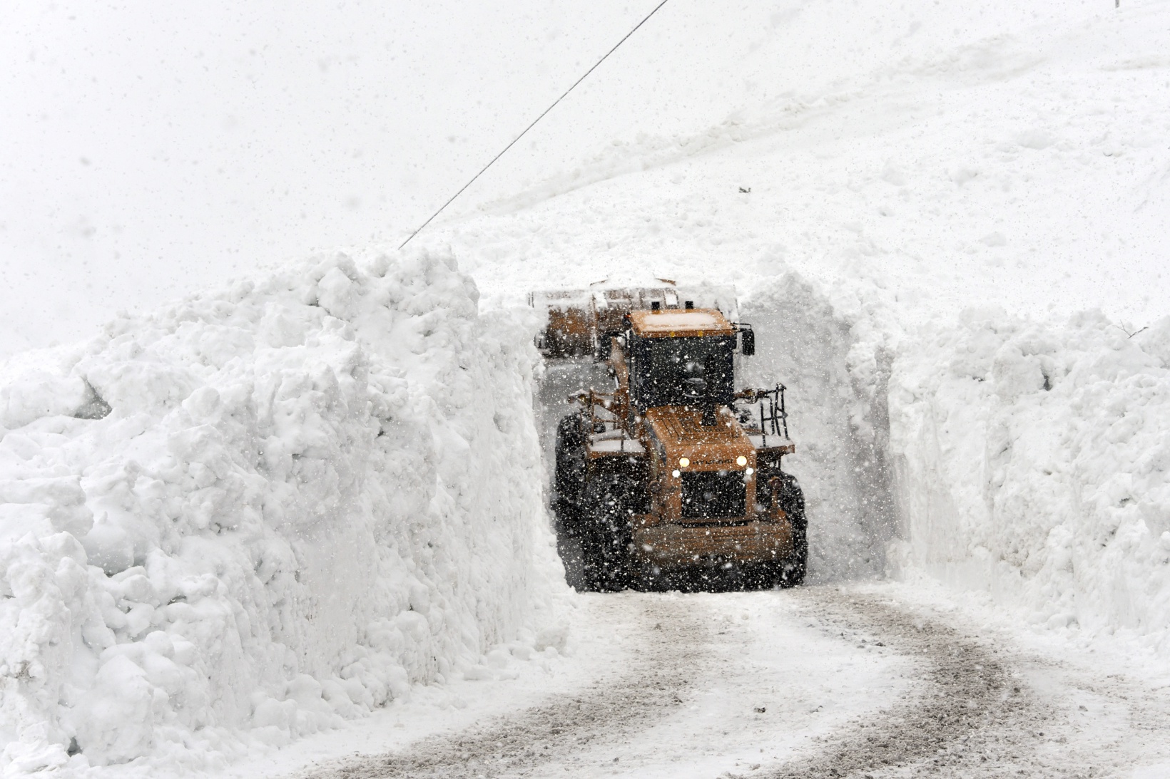 Gümüşhane'de 7 kez çığ düşen köy yolu ulaşıma açıldı 16