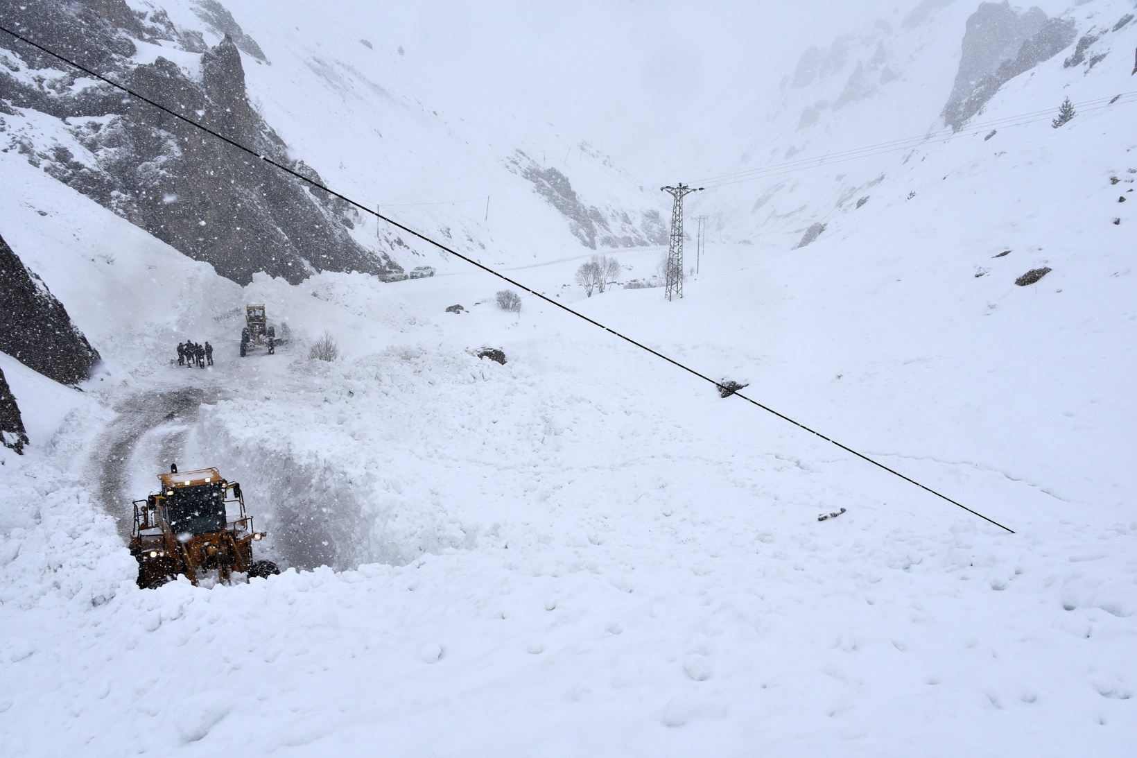 Gümüşhane'de 7 kez çığ düşen köy yolu ulaşıma açıldı 17