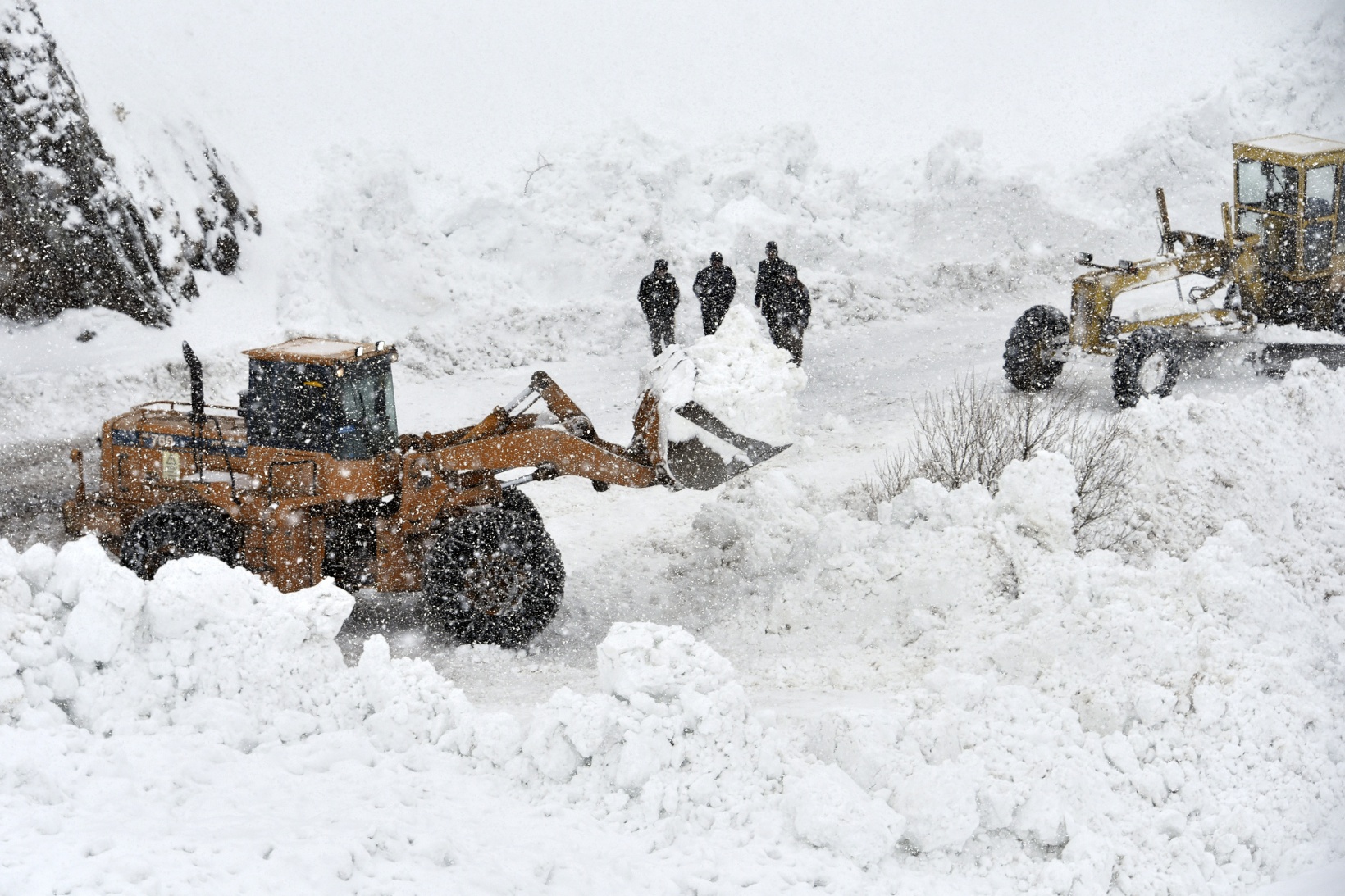 Gümüşhane'de 7 kez çığ düşen köy yolu ulaşıma açıldı 22