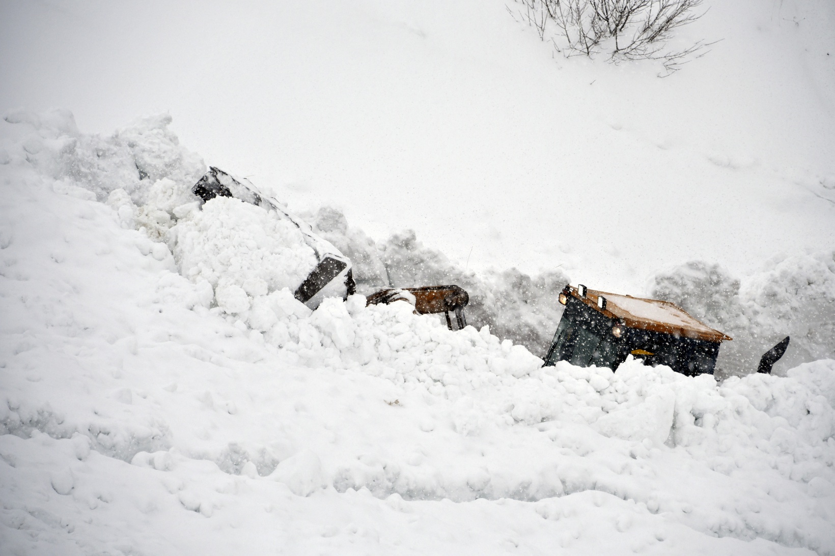 Gümüşhane'de 7 kez çığ düşen köy yolu ulaşıma açıldı 12