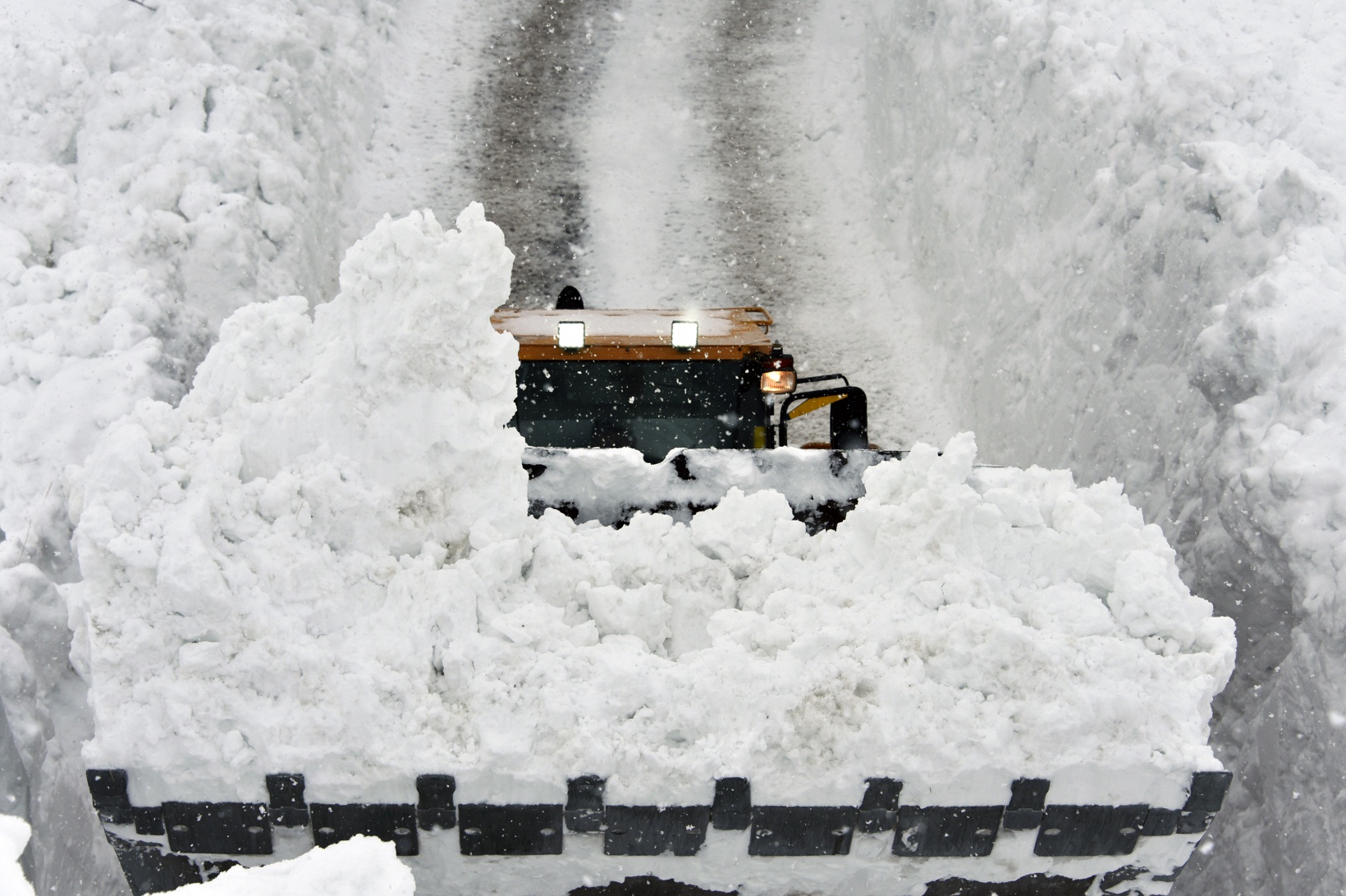 Gümüşhane'de 7 kez çığ düşen köy yolu ulaşıma açıldı 5
