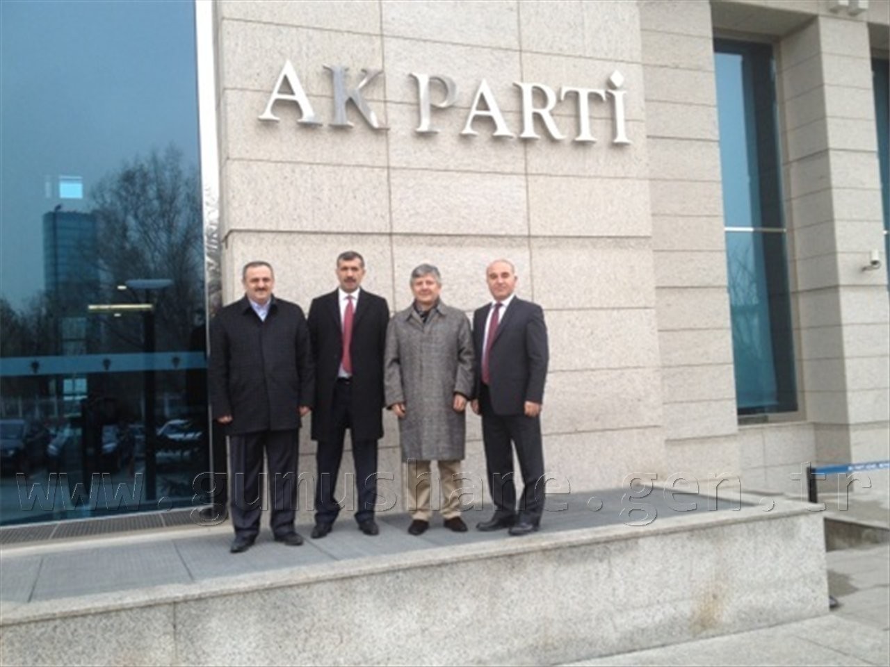 Aydın AK Parti Genel Merkezindeki Ofisinde de Ziyaretçilerine İlgisini İhmal Etmiyor 1